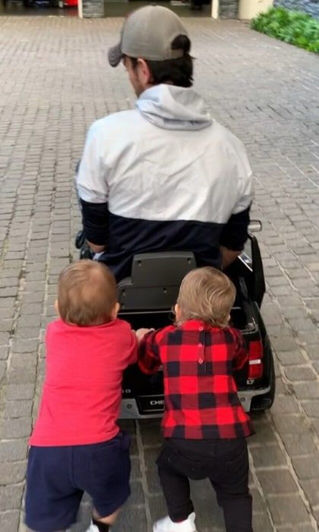 Watch Enrique Iglesias' 'serious talk' with cute 15monthold son(02)