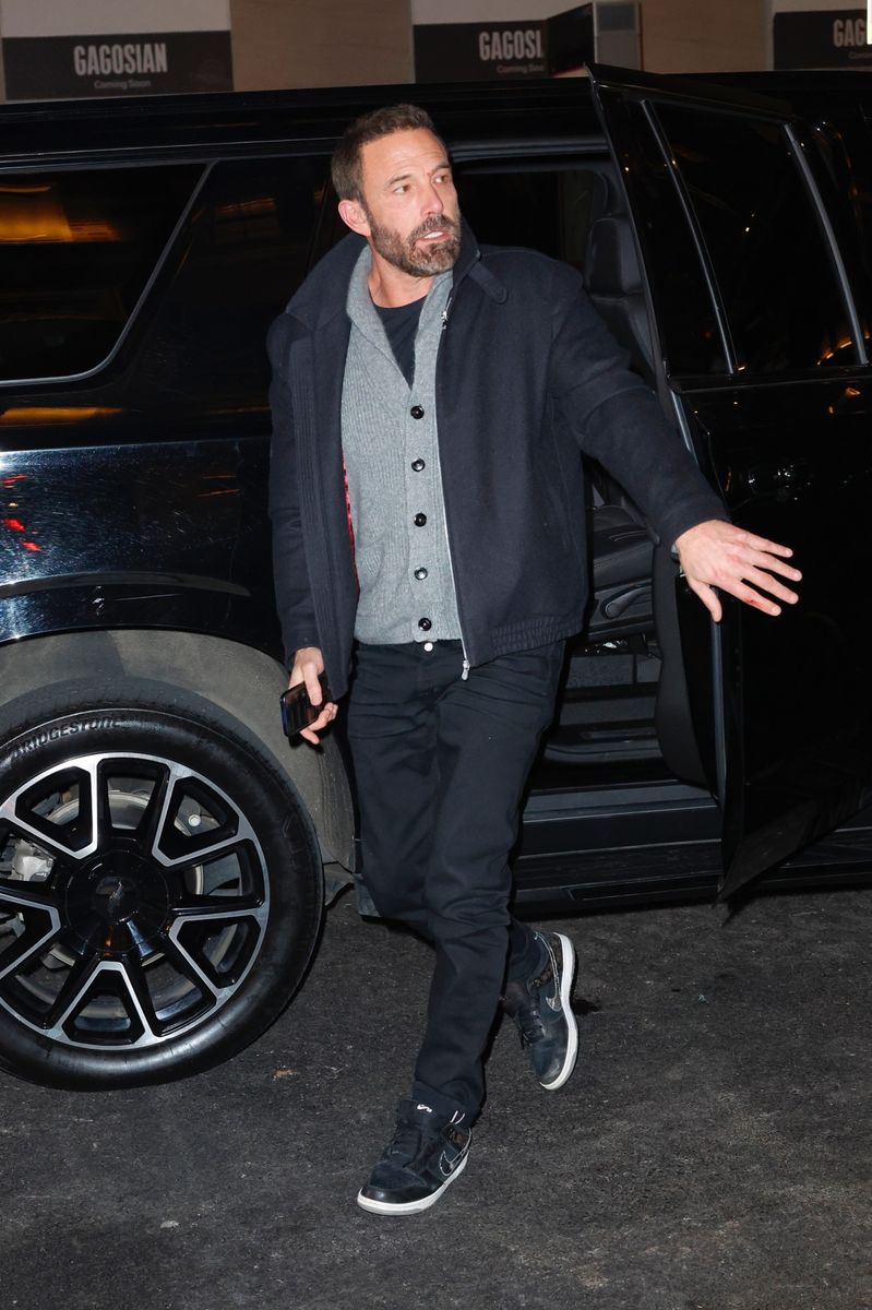Ben Affleck kept a low profile as he stepped out in New York City for a dinner outing with his daughter, Violet. 