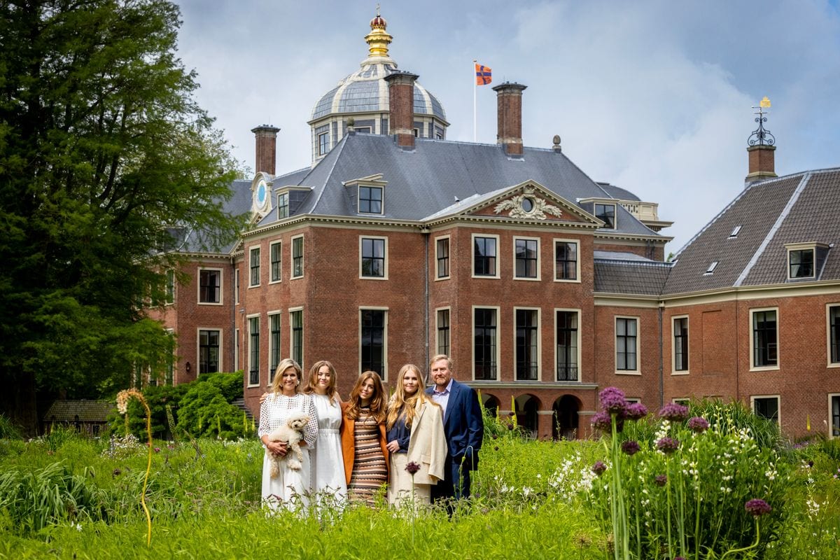 THE HAGUE, NETHERLANDS - JUNE 7: King Willem-Alexander of The Netherlands, Queen Maxima of The Netherlands, Princess Amalia of The Netherlands, Princess Alexia of The Netherlands and Princess Ariane of The Netherlands pose for the media during a photo shoot at Royal residence Huis ten Bosch Palace on June 7, 2024 in The Hague, Netherlands. (Photo by Patrick van Katwijk/Getty Images)