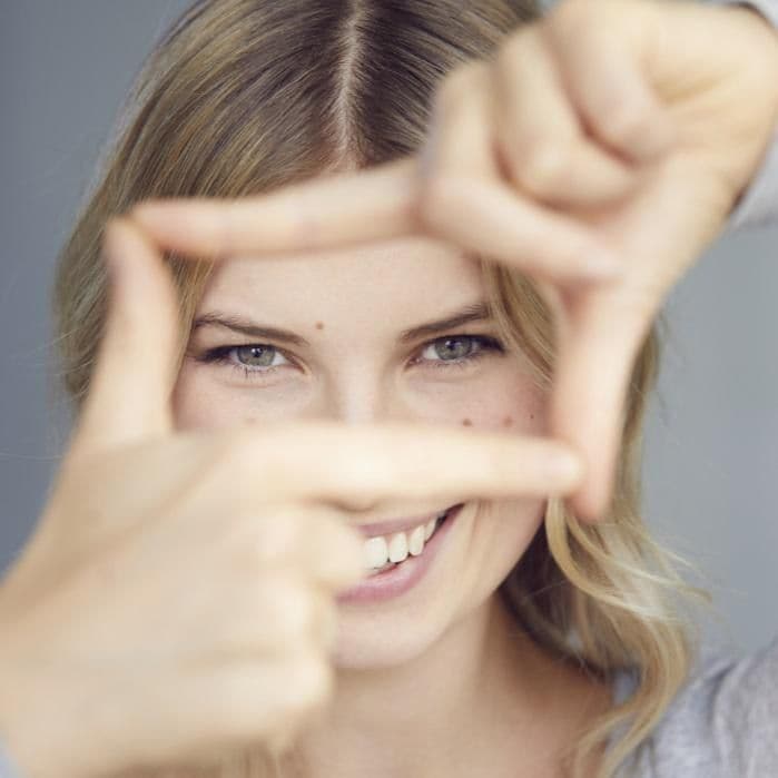 Mujer rubia encuadrando su mirada
