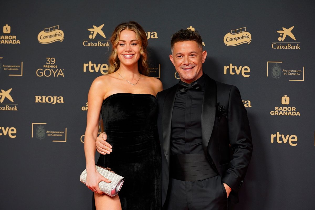 Candela Marquez and Alejandro Sanz pose on the red carpet of the 39th edition of the Goya Awards