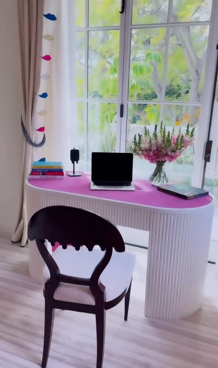 Lauren Sanchez shares glimpse at her writing room