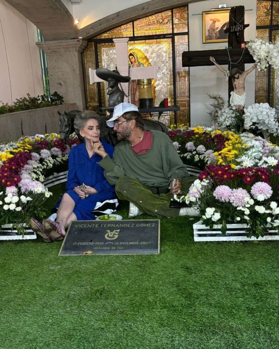 Doña Cuquita visits the grave of Don Vicente Fernández.