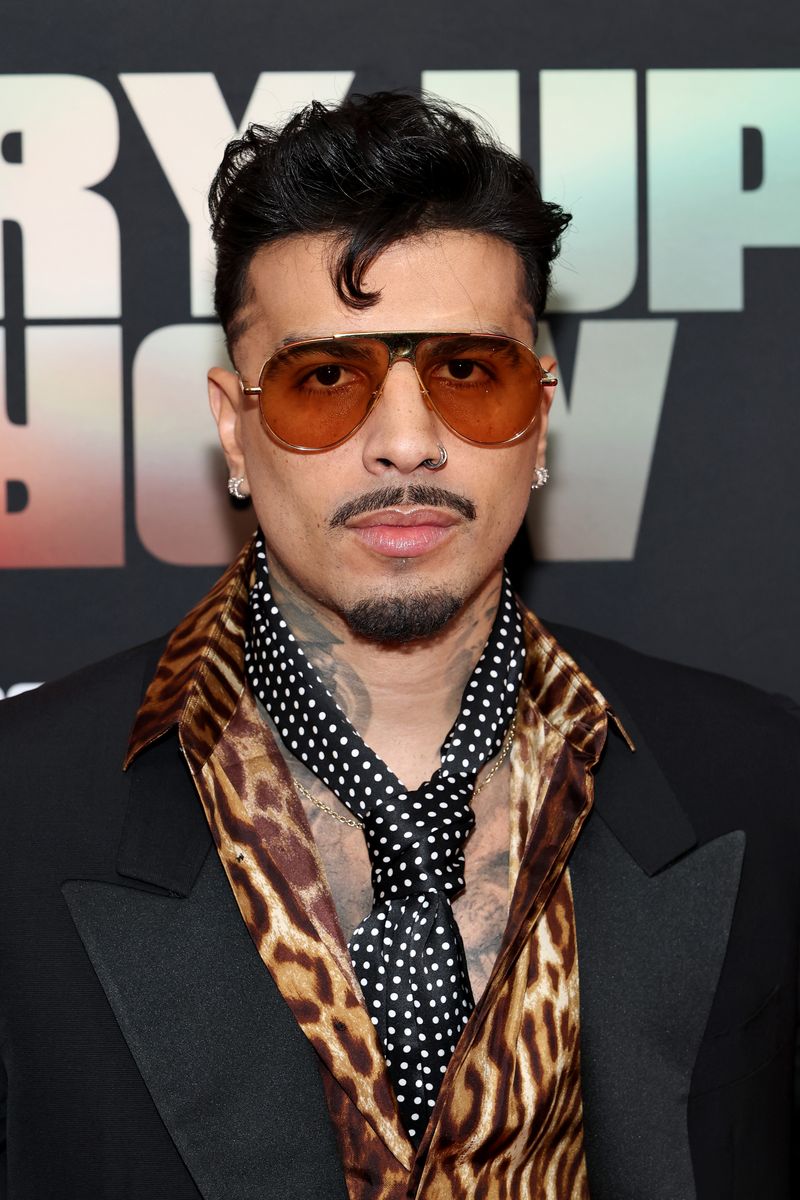 Rauw described "Cosa Nuestra" as a response to his 2022 album "Saturno," which carried a futuristic edge.