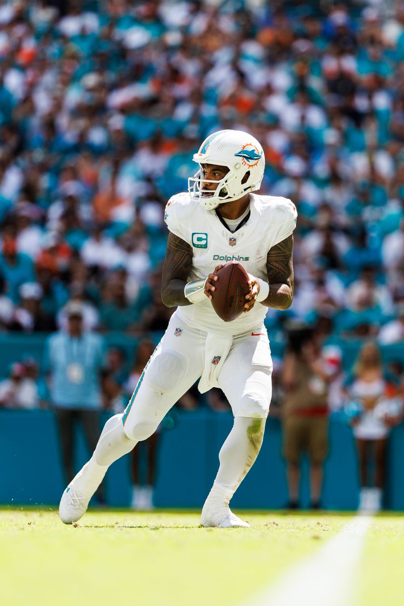 El mariscal de campo Tua Tagovailoa # 1 de los Miami Dolphins busca pasar durante la segunda mitad de un juego contra los Jacksonville Jaguars el 8 de septiembre de 2024.