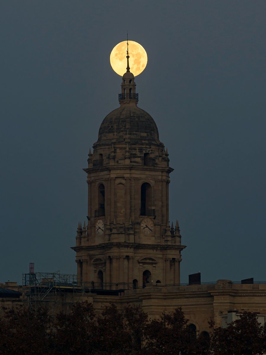 The Cold Moon is the December full moon, a moment when the Moon appears completely illuminated by the Sun. 