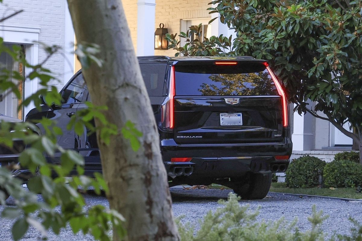 Lopez's car in Affleck's driveway