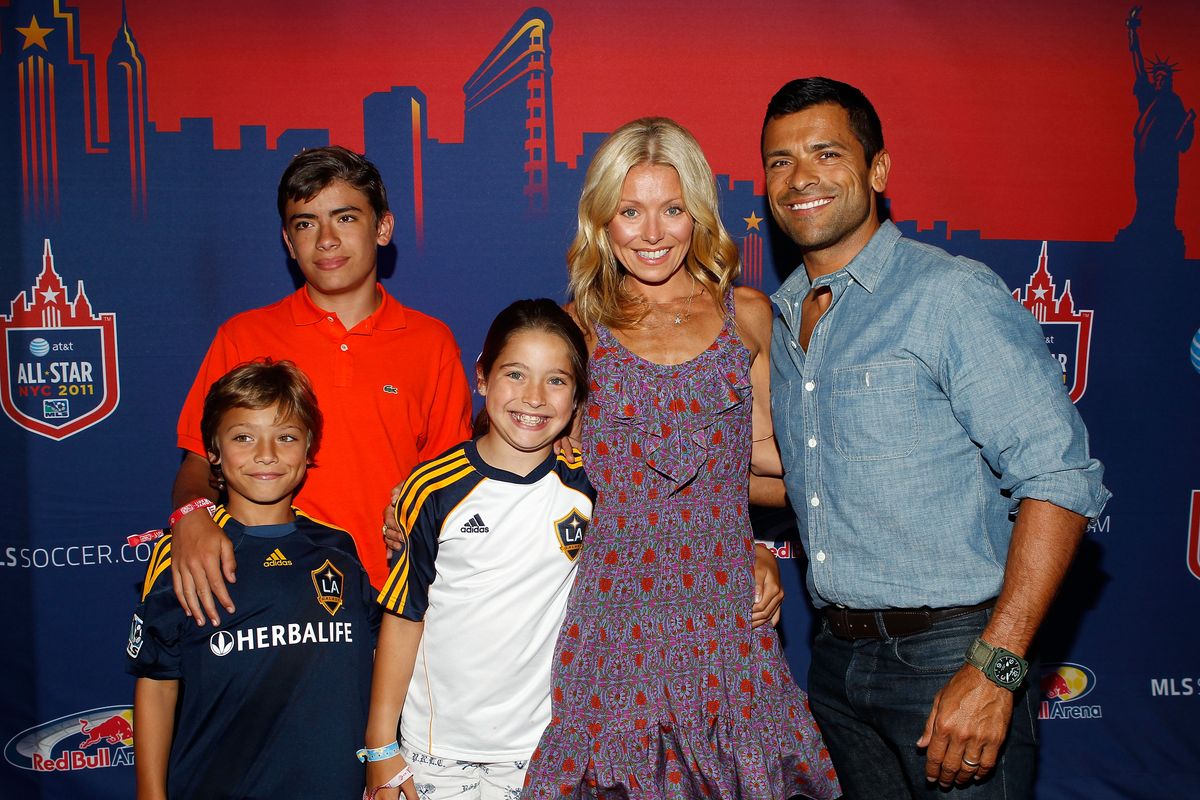 Kelly Ripa says babysitter warned her after leaving Mark alone with the ...