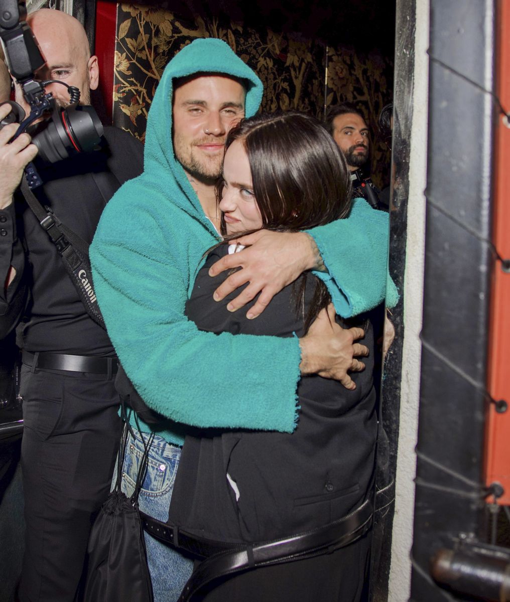 

Justin Bieber and Billie Eilish Share a Big Hug and Kiss at YSL Grammys After Party in Los Angeles.***
Justin Bieber y Billie Eilish se dan un gran abrazo y un beso en la fiesta posterior a los Grammy de YSL en Los Ángeles.