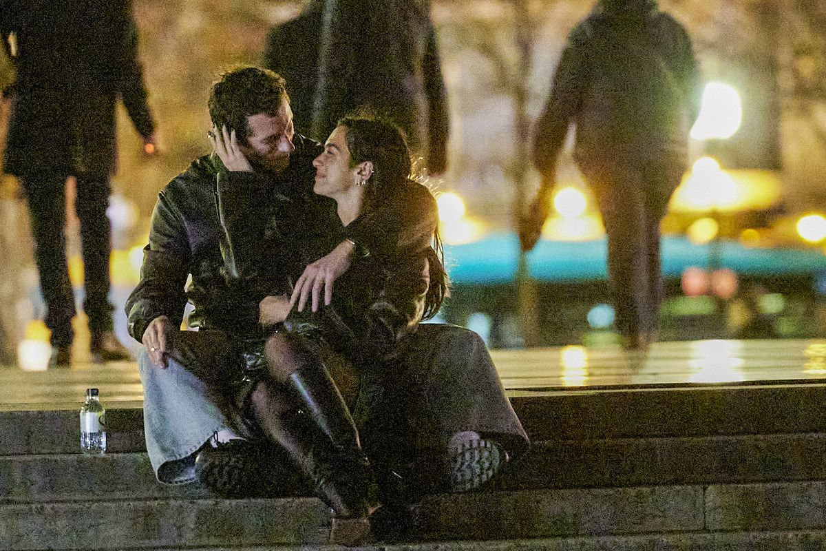 Dua Lipa y Callum Turner llevan su amor a París - Abundan los rumores de compromiso