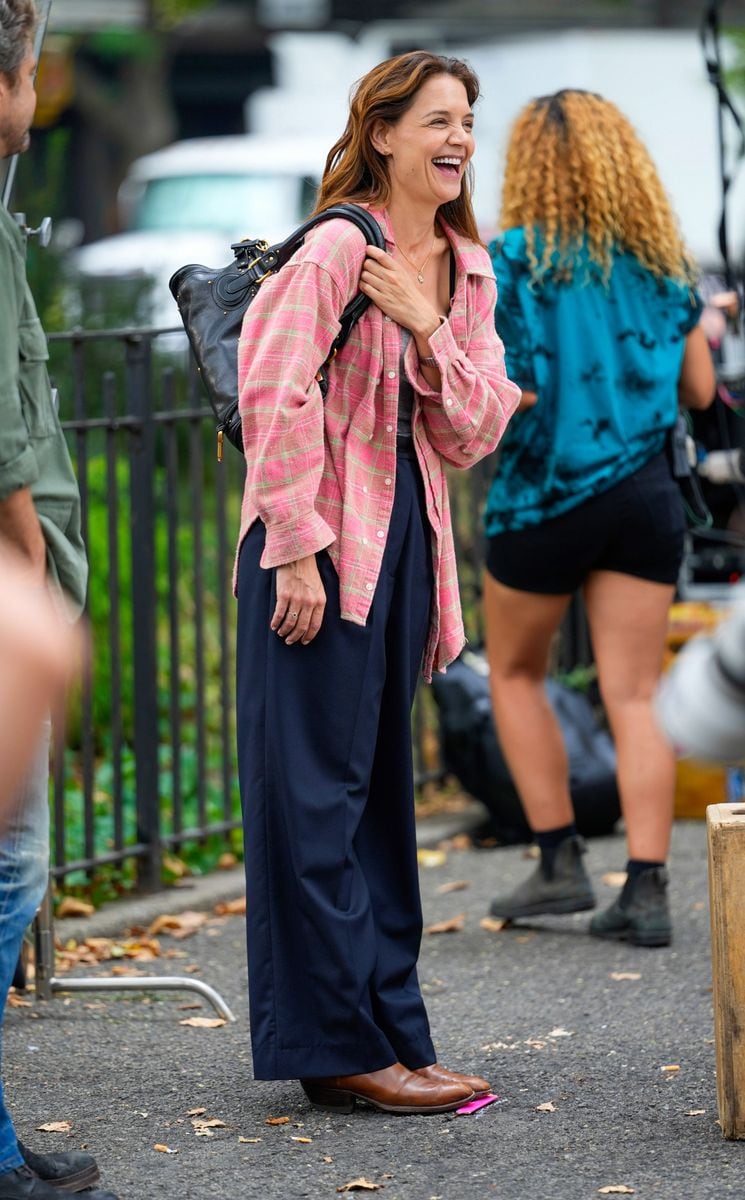Katie Holmes layered the flannel over a white T-shirt and paired it with black wide-leg trousers and brown leather boots. 