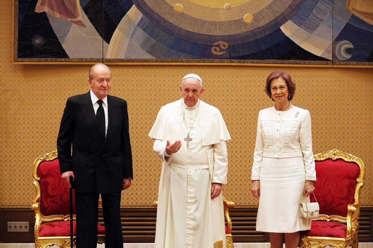 Juan Carlos and Sofia pictured with Pope Francis in April 2014 