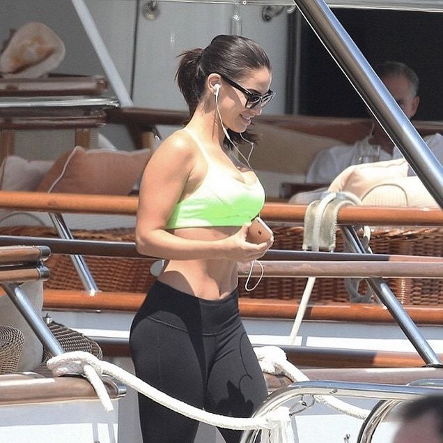 Former '90210' actress Jessica Lowndes worked out in Lorna Jane's "Tyler" bra in hyper lime.
<br>
www.lornajane.com
<br><br>
Photo: Instagram/ @lornajaneactive