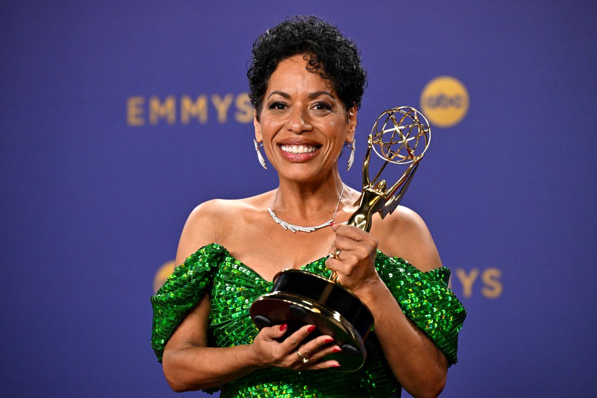  Recorte manual US actress Liza Colon-Zayas poses in the press room with the award for Outstanding Supporting Actress in a Comedy Series for "The Bear" during the 76th Emmy Awards at the Peacock Theatre at L.A. Live in Los Angeles on September 15, 2024. (Photo by Robyn Beck / AFP) (Photo by ROBYN BECK/AFP via Getty Images)