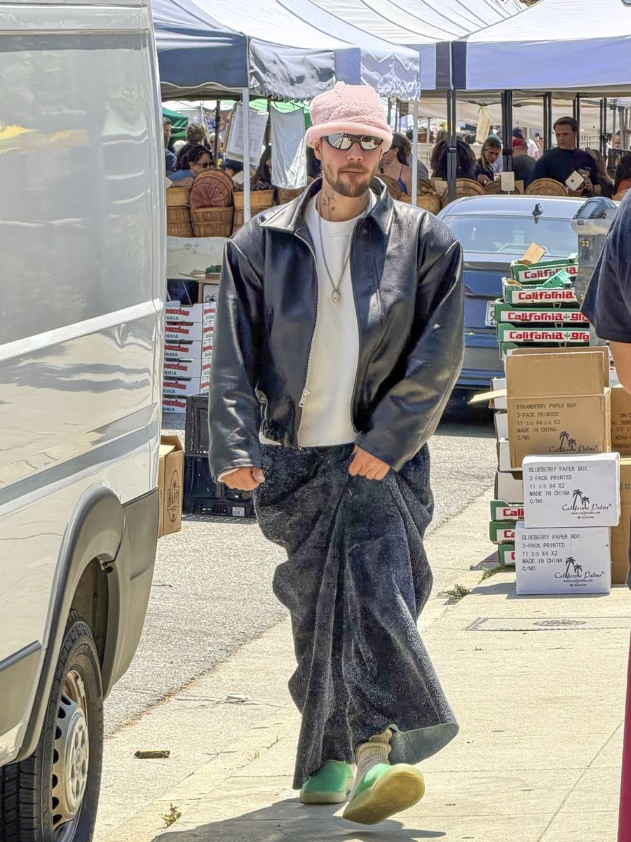 Photo © 2026 Backgrid/The Grosby Group

Los Angeles, CA  24 MAY 2026 

Justin Bieber was spotted grabbing a solo breakfast at the Studio City Farmers Market in Los Angeles, keeping things casual yet stylish in a black leather jacket, textured trousers, green slip-on shoes, and a pink beanie.

The singer was later seen navigating a brief mishap during the outing before continuing his day in the city, with security nearby as he made his way through the busy market area.****