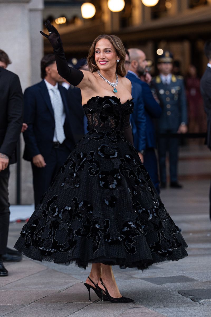 López le dio al look dramático un toque final majestuoso con guantes de ópera negros transparentes y joyas brillantes.