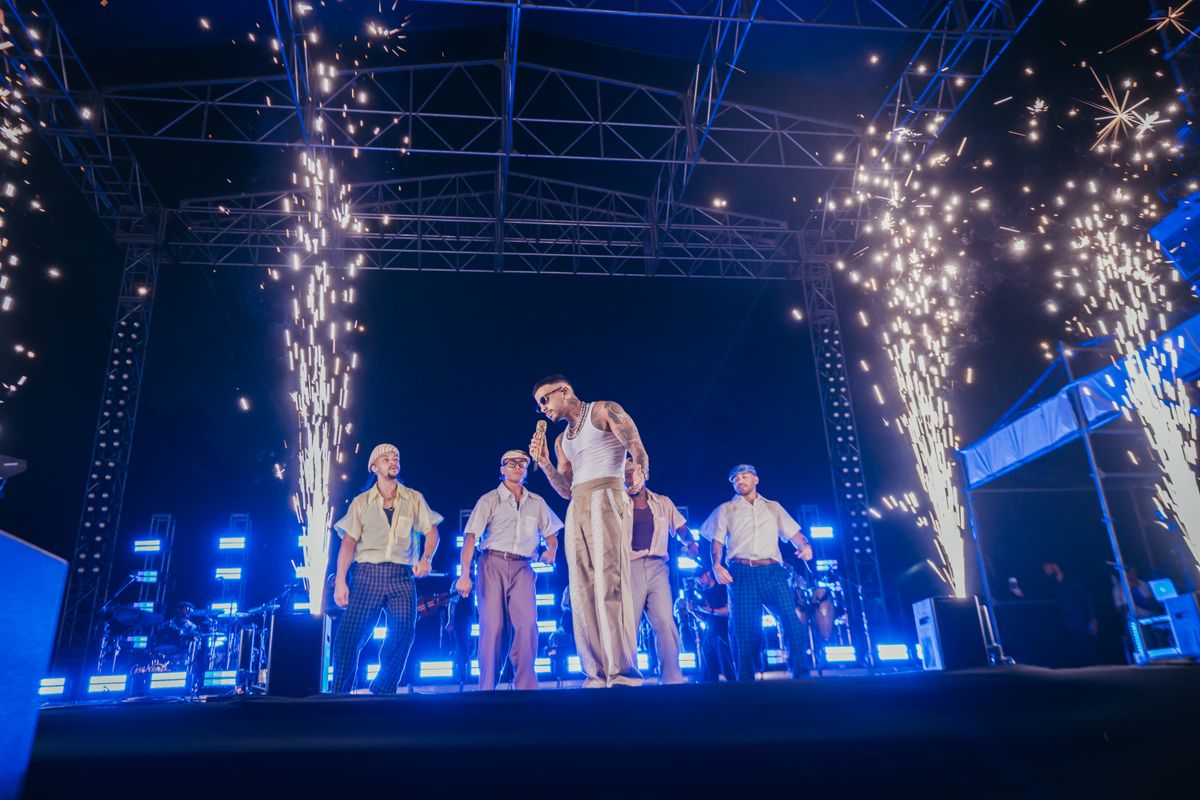 As a Christmas gift to his Dominican fans, “Noche Caribeña” had a night filled with Rauw’s biggest hits.