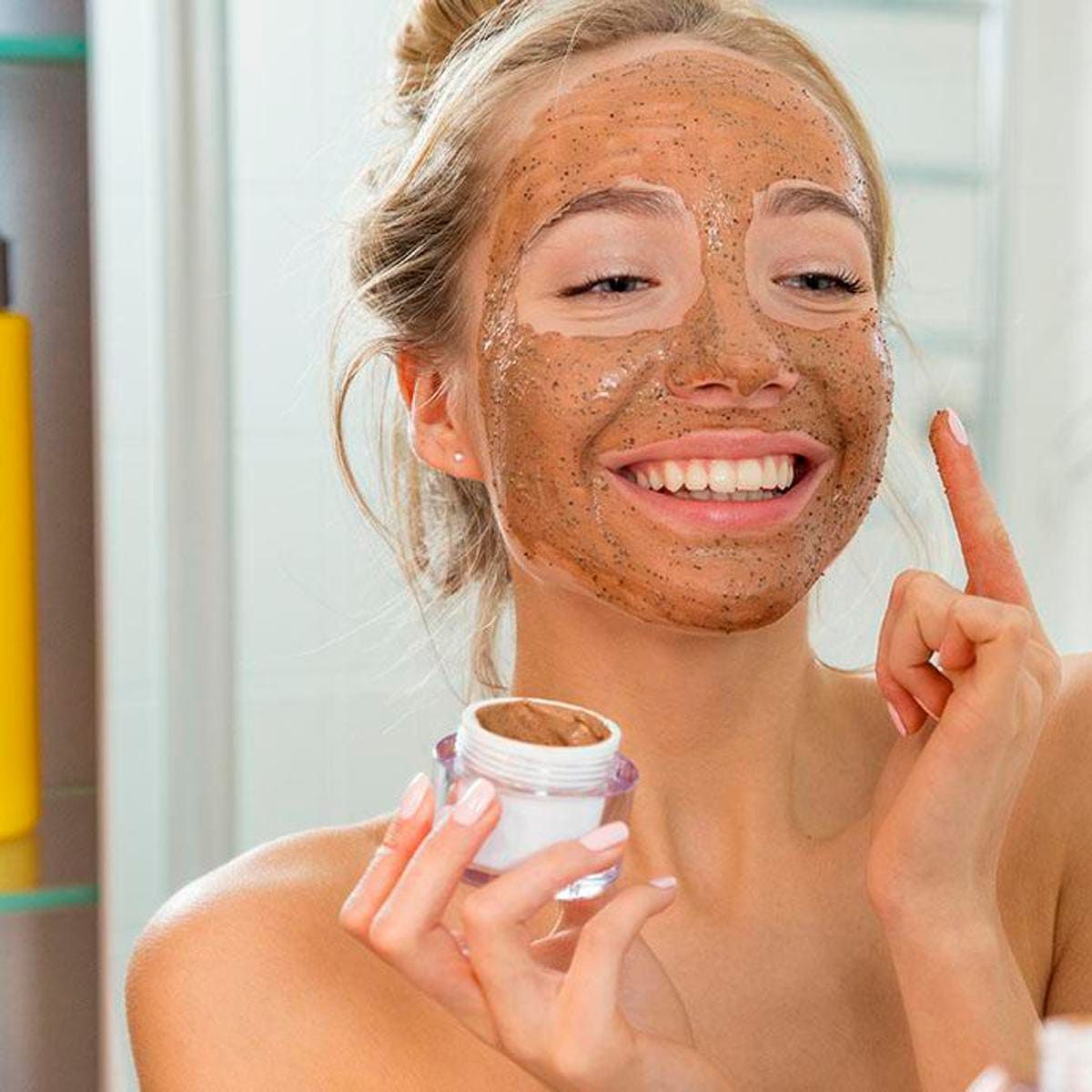 Mujer aplicandose una mascarilla exfoliadora