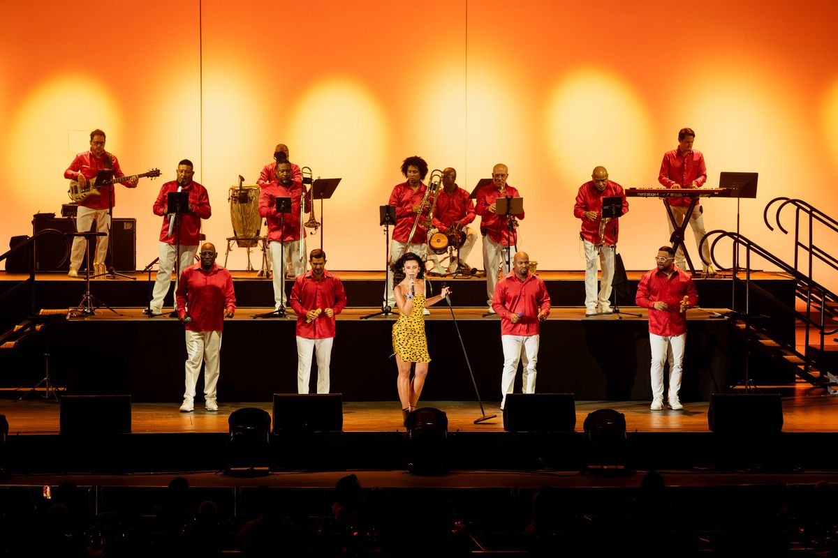 Nathy Peluso captivated the audience with her signature dramatic choreography and powerful stage presence.