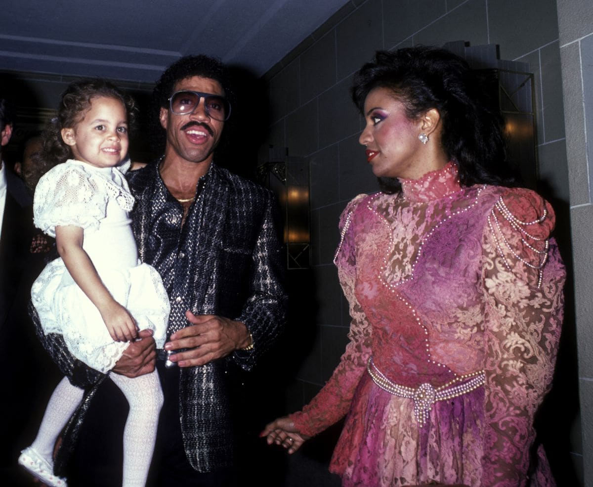 Nicole Richie, musician Lionel Richie, and Brenda Harvey in 1985.