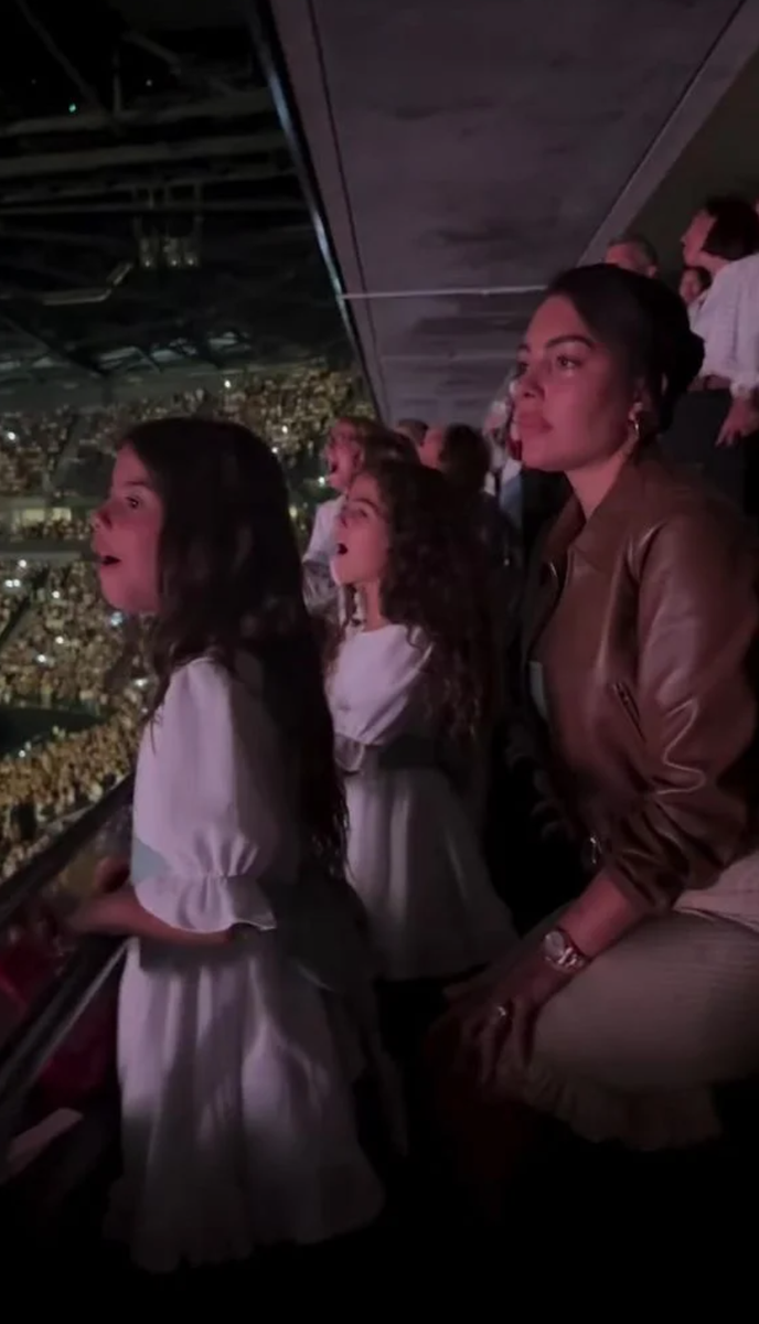 Alana went with her mom and sisters to a Céline Dion concert in Paris.