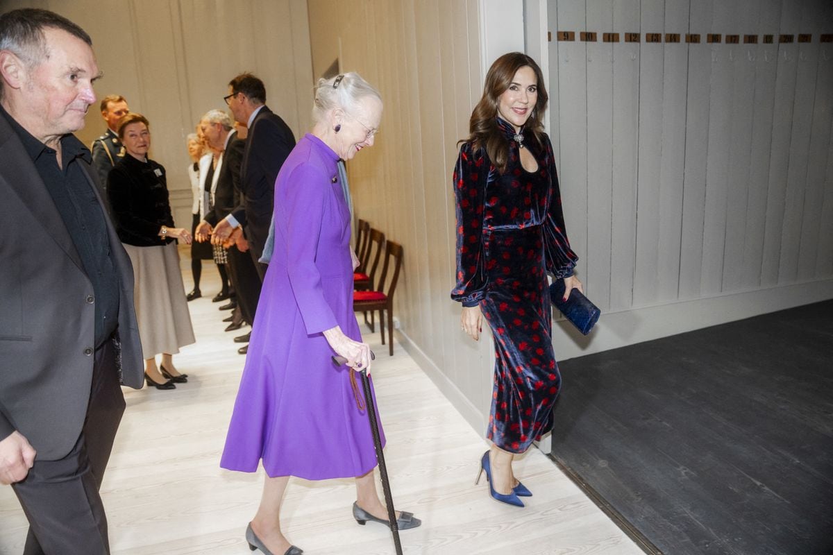 Queen Mary and Queen Margrethe are received by representatives of the supporting funds and by the director of the Theatre Museum at the Court Theatre, Peter Christensen Teilmann