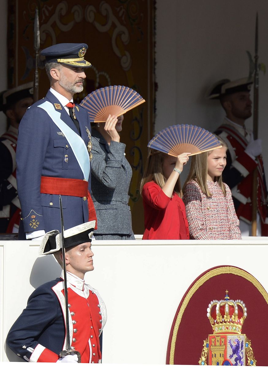 Queen Letizia carried a blue fan featuring the Spanish flag alongside Princess Leonor during the 2017 National Day celebrations.