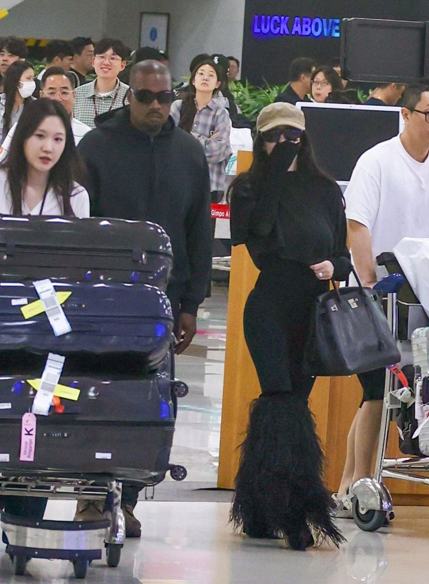   Ye y Bianca estaban vestidos con atuendos negros de arriba a cabeza, con Bianca vistiendo mucha más ropa que su estilo de moda revelador habitual. 