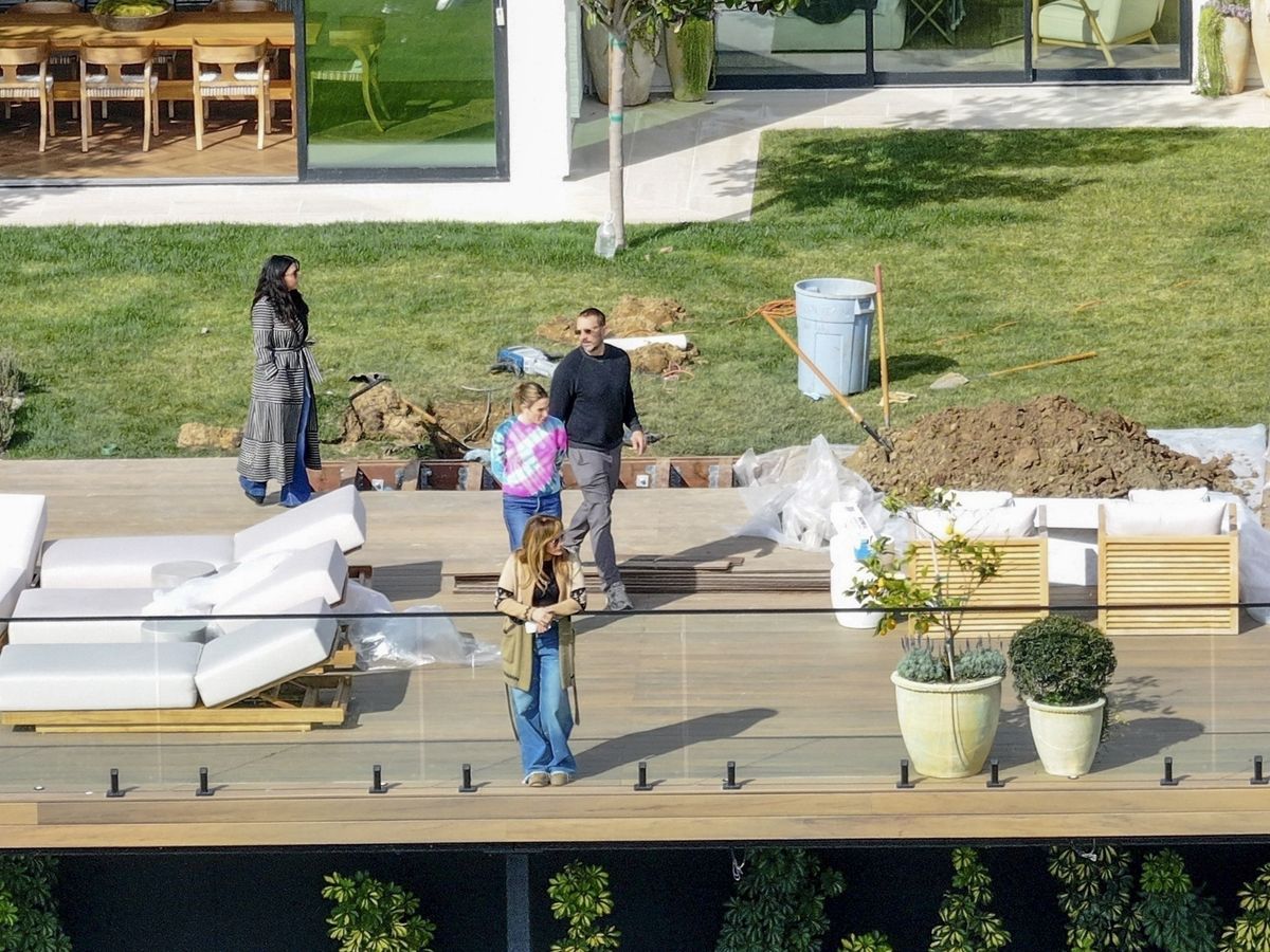 After her separation from Ben and with her Beverly Hills mansion up for sale, Jennifer began looking for a new home.