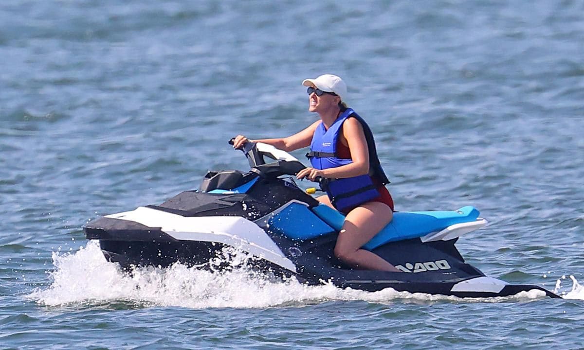 Scarlett Johansson and Colin Jost enjoy the Hamptons