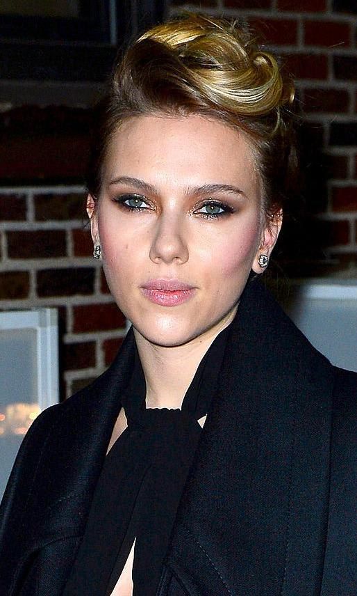 Scarlett Johansson cabello recogido
