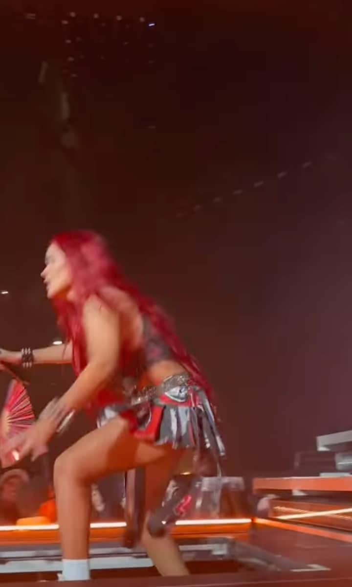 Karol G falls on the stage again! The Colombian singer thinks it is her new Miami tradition