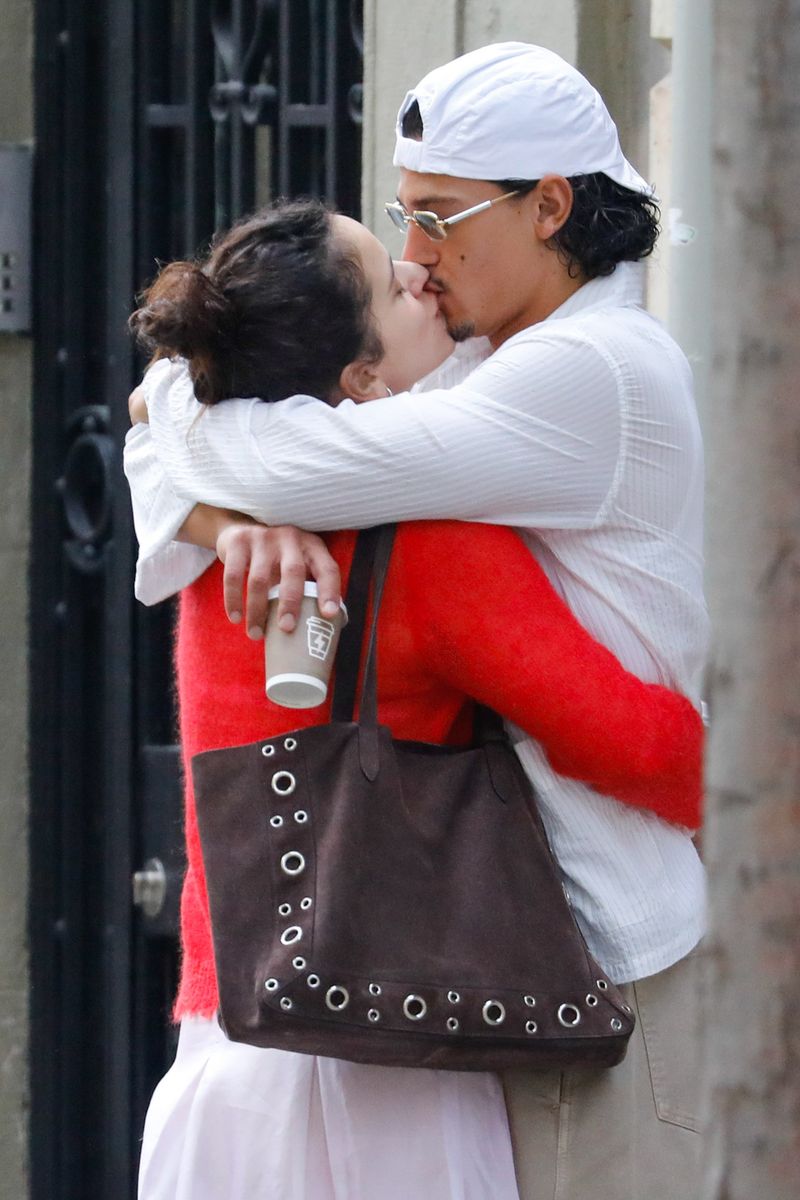 
Rosalia and her new love, Emilio Sakraya, stroll through Barcelona, showing how much they love each other. 