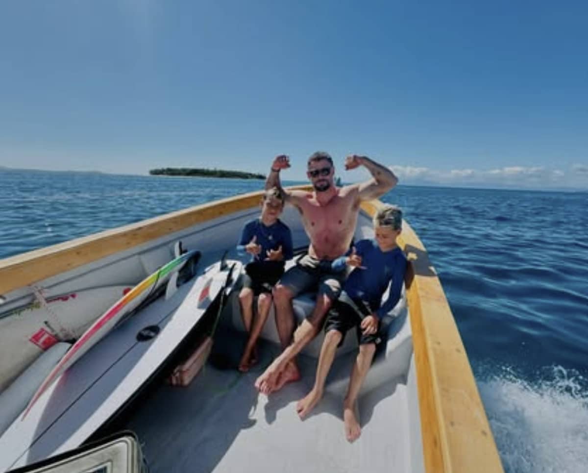 Hemsworth and his sons got ready to surf with a bicep flex