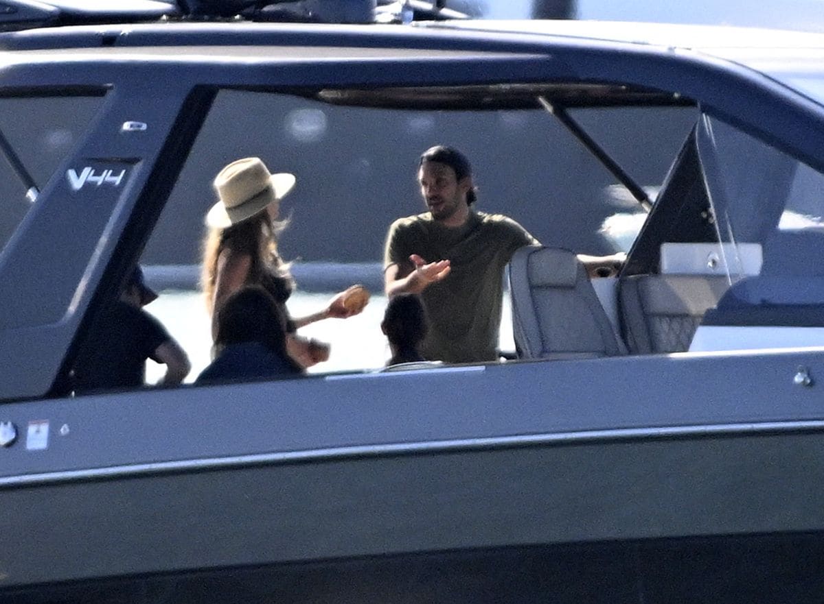 Gisele Bündchen and her boyfriend Joaquim Valente spend the day on their new boat with friends in Miami