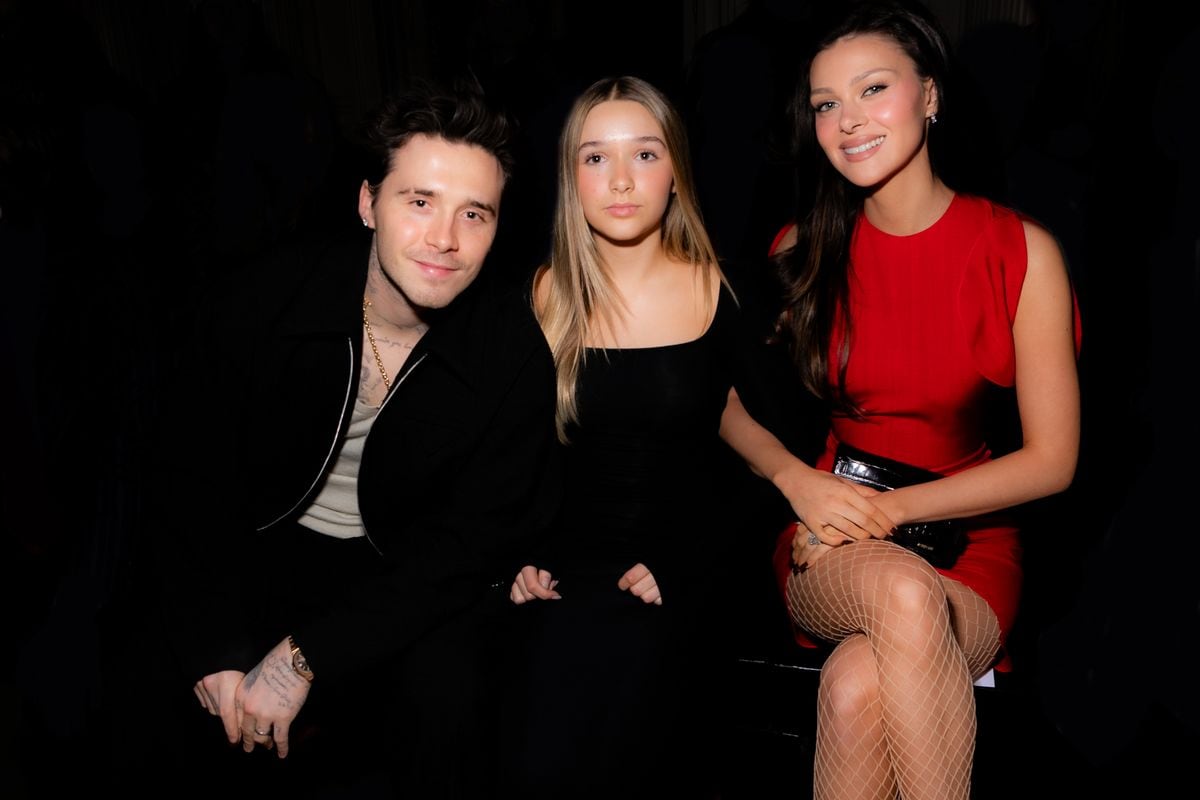 Brooklyn Beckham, Harper Beckham y Nicola Peltz Beckham en Victoria Beckham RTW Otoño 2024 como parte de París Ready para usar la Semana de la Moda celebrada en Hã´tel Salomon de Rothschild el 1 de marzo de 2024 en París, Francia. (Foto de Lodovico Colli di Felizzano/WWD a través de Getty Images)