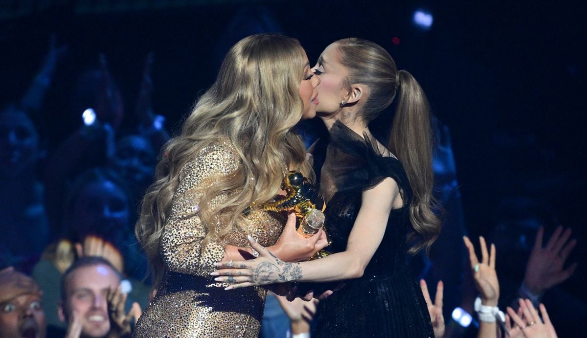  Mariah Carey with the Michael Jackson Video Vanguard Award 