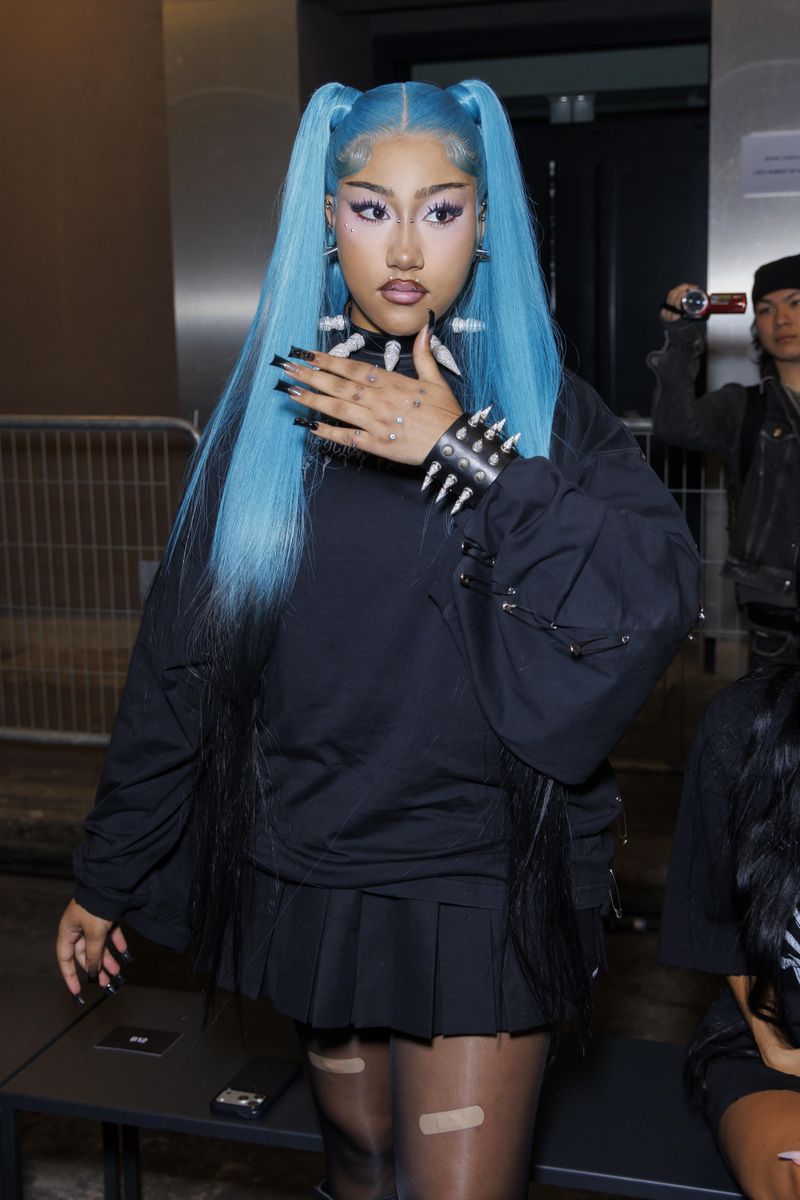 Photo © 2026 DPA Gruppe/The Grosby Group
North West attended the VETEMENTS Men's Ready-to-Wear Spring/Summer 2027 fashion show during Paris Fashion Week, where she was seen seated alongside her stylist, Danielle Levi, as they waited for the presentation to begin.
The young fashion enthusiast joined celebrities and industry insiders at the highly anticipated show, one of the standout events of the Paris Fashion Week schedule.
Following the presentation, North West was spotted leaving the venue as large crowds of fans and photographers gathered outside. She attracted significant attention from onlookers and paparazzi as she made her way through the bustling scene, highlighting her growing presence on the international fashion circuit.****
North West asistió al desfile de la colección masculina Primavera/Verano 2027 de VETEMENTS durante la Semana de la Moda de París, donde fue vista sentada junto a su estilista, Danielle Levi, mientras esperaban el inicio de la presentación.
La joven entusiasta de la moda se unió a celebridades y figuras de la industria en el esperado desfile, uno de los eventos más destacados del calendario de la Semana de la Moda de París.
Tras la presentación, North West fue vista saliendo del recinto mientras una gran multitud de fans y fotógrafos se reunía en el exterior. Atrajo una gran atención por parte de los presentes y de los paparazzi mientras avanzaba entre la concurrida escena, consolidando su creciente presencia en el circuito internacional de la moda.