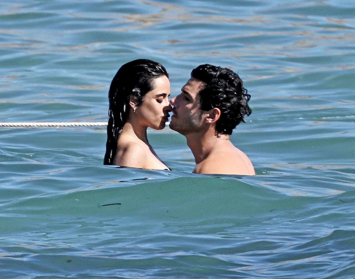 Camila Cabello and her boyfriend Henry Junior Chalhoub shared a passionate moment during their summer vacation in Ibiza, where they were spotted kissing and embracing. The American singer showcased her bikini body as they spent time together under the sun. Henry, shirtless and believed to be a member of the wealthy Chalhoub family, joined Camila in enjoying a romantic escape in Spain.
****
Camila Cabello y su novio Henry Junior Chalhoub compartieron un momento apasionado durante sus vacaciones de verano en Ibiza, donde fueron vistos besándose y abrazándose. La cantante estadounidense mostró su cuerpo en bikini mientras disfrutaban del sol juntos. Henry, sin camiseta y considerado miembro de la acaudalada familia Chalhoub, acompañó a Camila en esta escapada romántica en España.