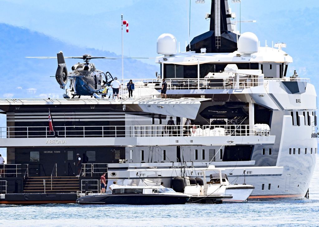 Jeff Bezos and Lauren Sanchez went from the yacht to the helicopter without intermediaries.
