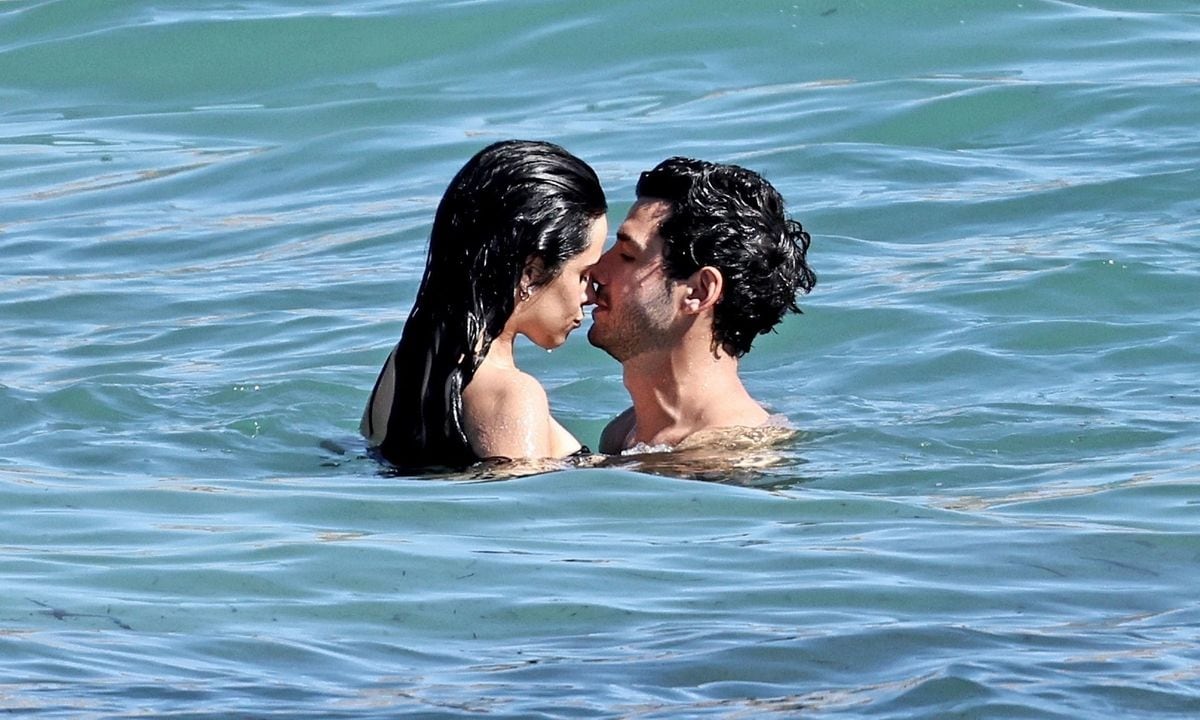 Camila Cabello and her boyfriend Henry Junior Chalhoub shared a passionate moment during their summer vacation in Ibiza, where they were spotted kissing and embracing. The American singer showcased her bikini body as they spent time together under the sun. Henry, shirtless and believed to be a member of the wealthy Chalhoub family, joined Camila in enjoying a romantic escape in Spain.
****
Camila Cabello y su novio Henry Junior Chalhoub compartieron un momento apasionado durante sus vacaciones de verano en Ibiza, donde fueron vistos besándose y abrazándose. La cantante estadounidense mostró su cuerpo en bikini mientras disfrutaban del sol juntos. Henry, sin camiseta y considerado miembro de la acaudalada familia Chalhoub, acompañó a Camila en esta escapada romántica en España. 