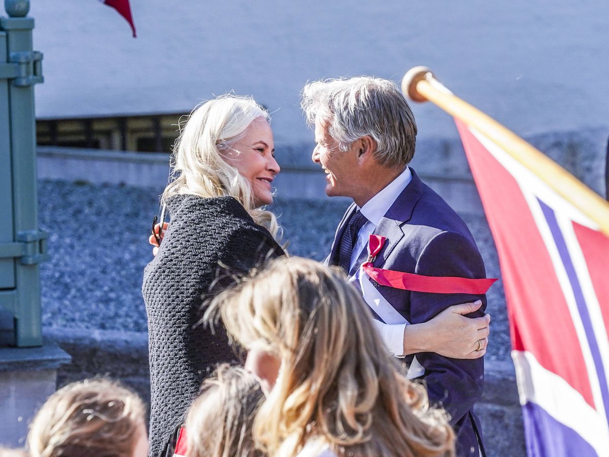 Queen Mette-Marit faces a new legal scandal: 60 former students sue her brother Espen Høiby