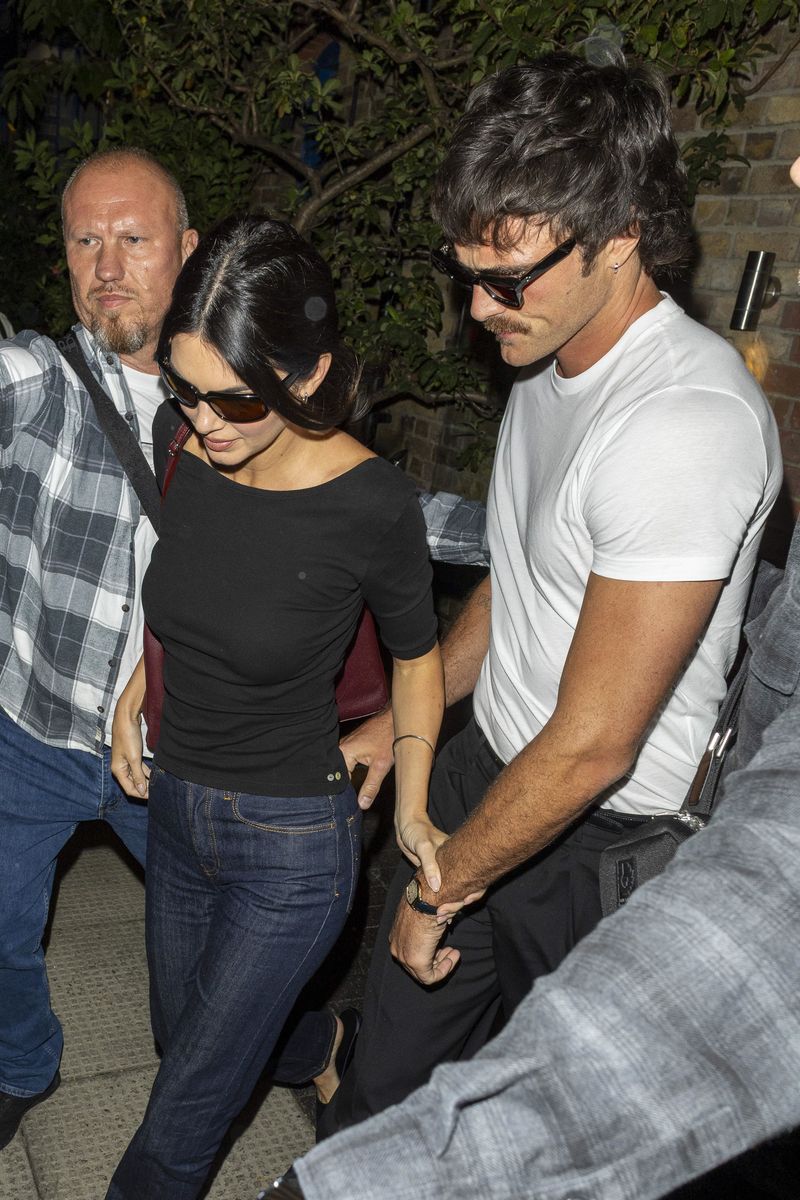 Photo © 2026 Splash News/The Grosby Group
PREMIUM EXCLUSIVE
Hammersmith, west London, Date not provided, Year not provided Jacob Elordi and Kendall Jenner left a dinner dat e at the River Cafe, with Elordi placing his hand on Jenners derriere as they walked out. The couples outing follows their reported Coachella debut earlier this year and another recent London date night where they were seen holding hands. The Michelin-starred Italian restaurant has also previously hosted Jenners sister Kim Kardashian.***Jacob Elordi y Kendall Jenner salieron de una cena en el River Cafe, donde Elordi colocó la mano sobre el trasero de Jenner mientras abandonaban el restaurante. La salida se produce después de su reportado debut como pareja en Coachella y de otra reciente cita nocturna en Londres en la que fueron vistos tomados de la mano. El restaurante italiano con estrella Michelin también ha recibido anteriormente a Kim Kardashian, hermana de Jenner.