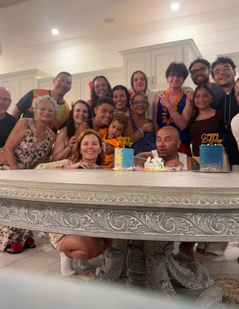 Tino and Matteo celebrate turning 17 with Wisin and his family, complete with matching birthday cakes.