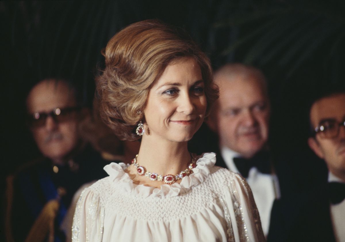 Queen Sofía looked elegant in a white gown paired with a dazzling ruby and diamond necklace and matching earrings at an event in 1976. Decades later, her granddaughter Princess Leonor would bring the historic earrings back into the spotlight.
