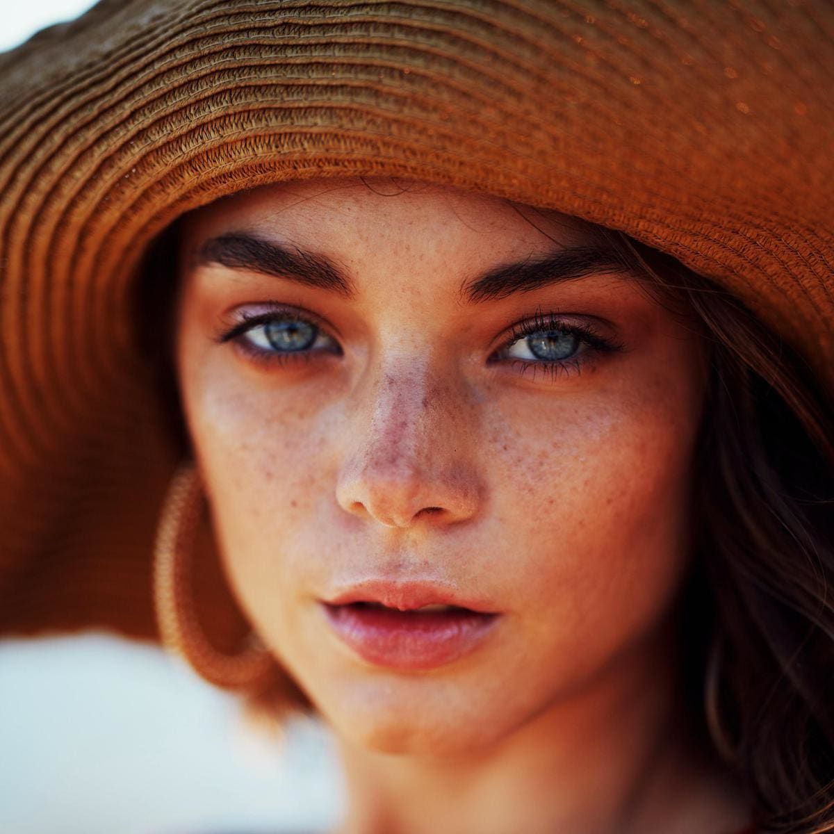 Model with freckles