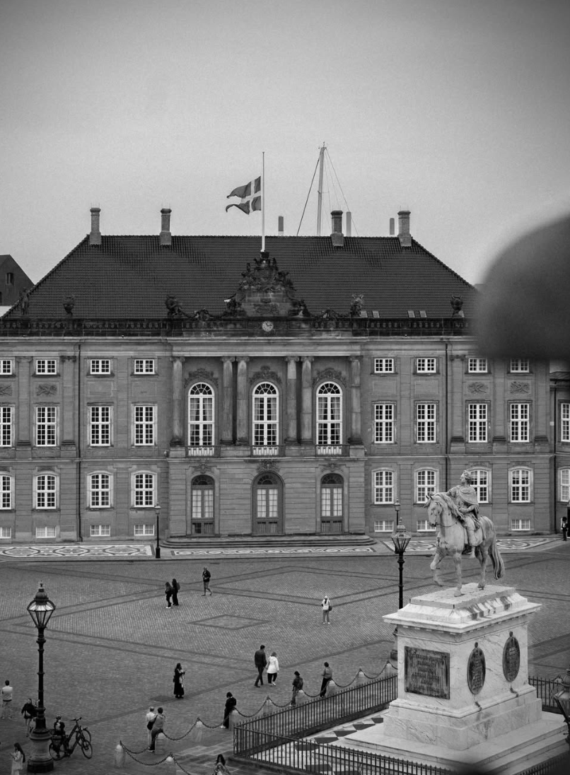 King Frederik and Queen Mary decided that flags at Amalienborg would be lowered in memory of the late Norwegian monarch.