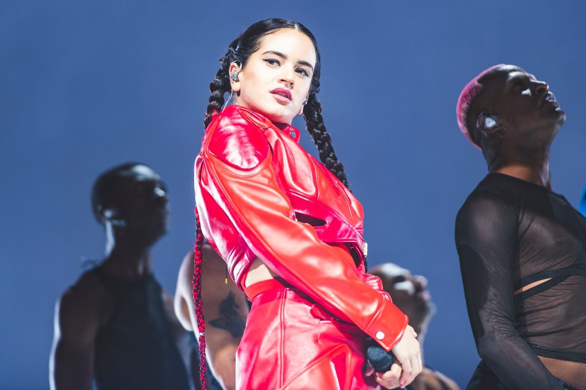 Rosalía se presenta en el escenario durante la gira Motomami 