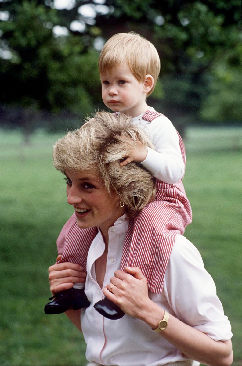 Princess Diana Carries Prince Henry (harry) On Her Shoulders At Highgrove. 
