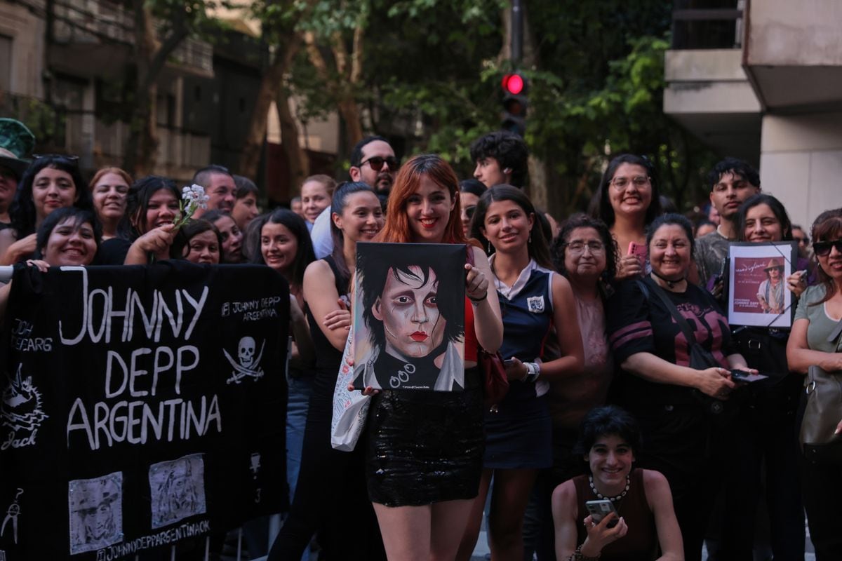 Fans await Johnny Depp's arrival.